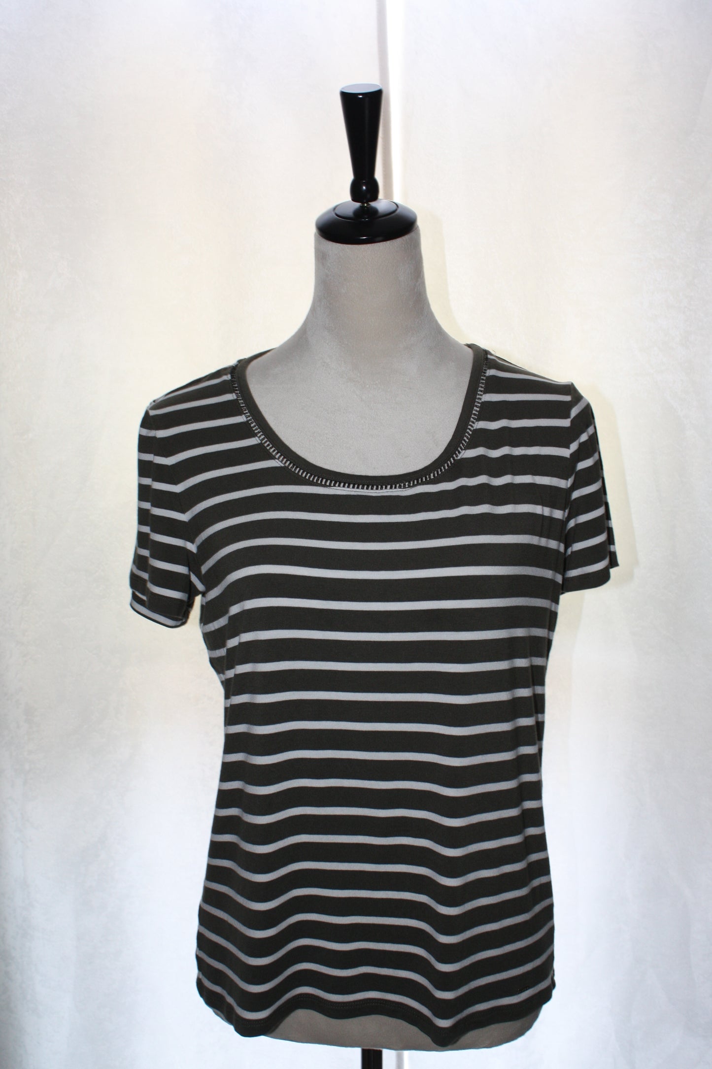 Tommy Hilfiger Olive & White Striped Tee, Women's, Size M, Pre-Owned